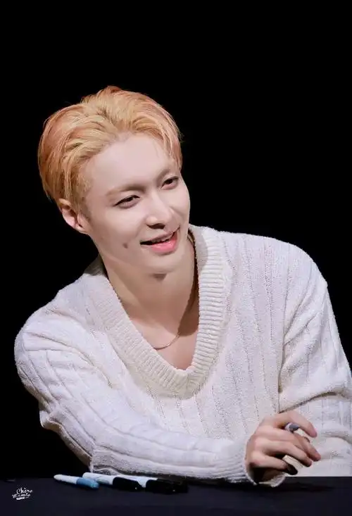 张艺兴[超话]#240420 签售 延迟补一下超甜小可爱12 23˙83˙