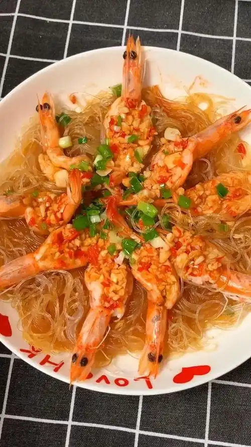 这个做法,只有三步,剥虾,蒸熟,淋油!#蒜蓉粉丝虾#美食