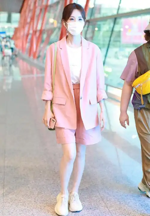 李一桐79粉色套装甜美优雅机场照