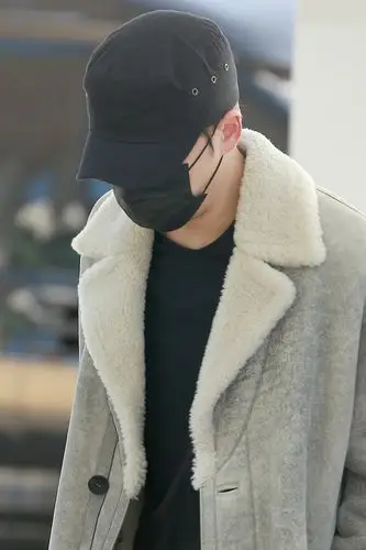 金在中赴港办fm 展"蒙面侠"机场时尚