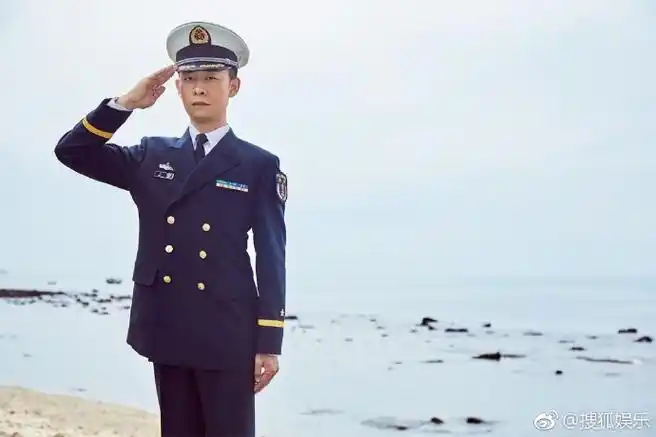 军人出身的#张译#再次穿上军装,从标准的军礼与军姿军容间看到了作为