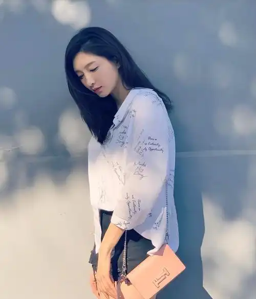 江疏影时尚穿搭充满青春气息