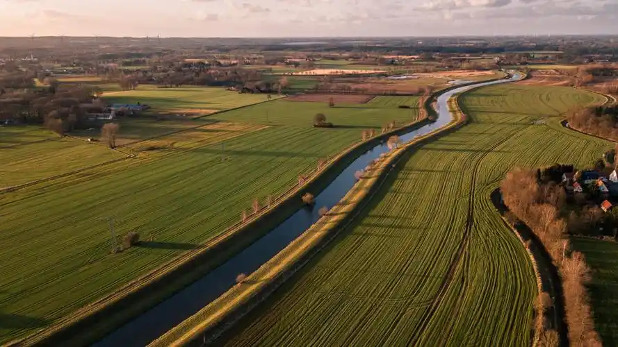 一片绿油油的农田图片-风景壁纸-高清风景图片-第12图-娟娟壁纸