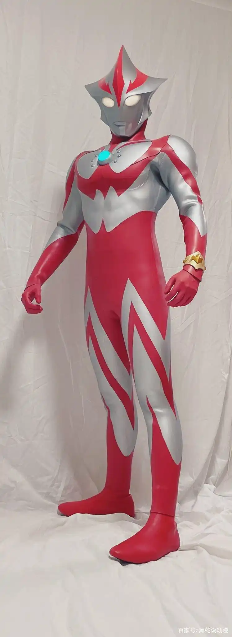 日本奥迷自制梅洛斯奥特曼皮套 完美身材配合技术帝手工硬核还原