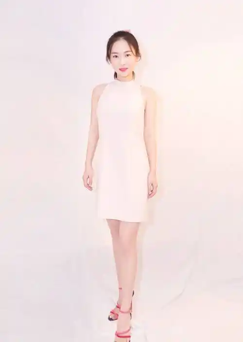 图片|辣妈霍思燕再次走"红",39岁的她活出少女感,只因太会凹造型