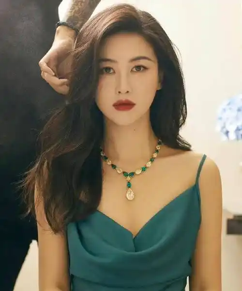 原创朱珠艳而不妖身材时尚玲珑让人一眼万年不愧是知性优雅女神