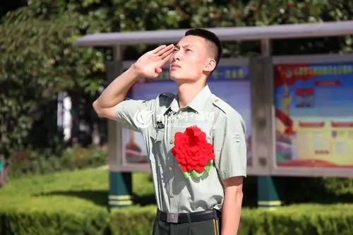 国旗下的军礼——武警退伍老兵用敬礼书写庄严