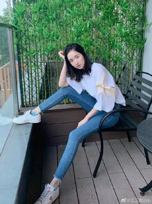 美女演员王玉雯迷人休闲写真美照好漂亮啊