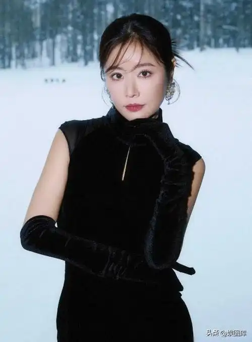 林心如换了摩卡波波头年轻10岁,穿黑色纱裙亮相,美得像换了个人