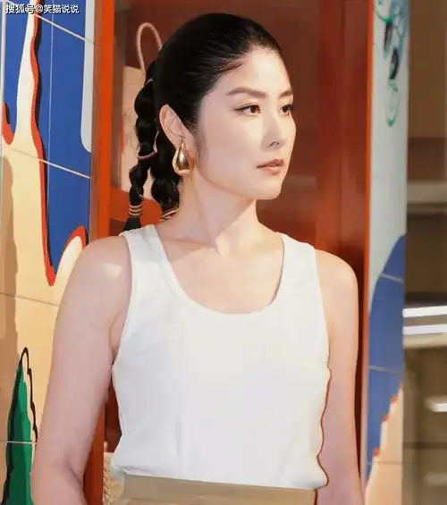 原创52岁陈慧琳亮相活动皮肤紧致状态佳头发浓密引网友羡慕