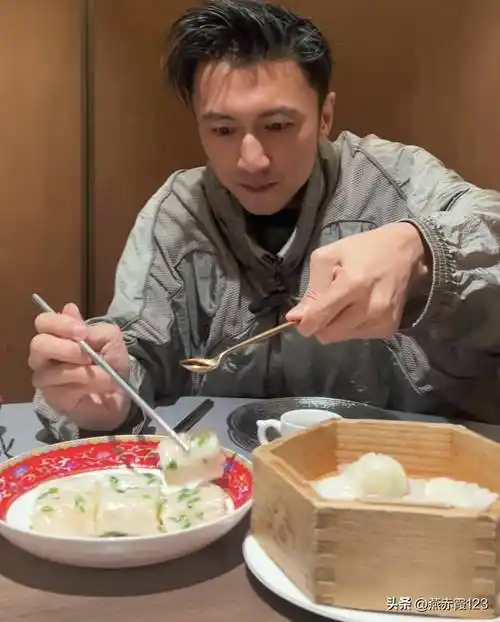 谢霆锋带父母探店,谢贤狄波拉罕见同框,年龄越大反而越重视亲情