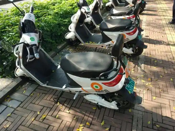 无证占道经营,东环大道的这11辆共享电动车刚"满月"就"谢幕"_今日柳州