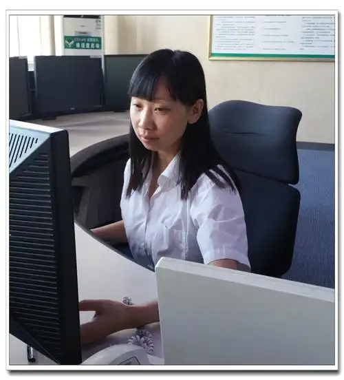 看我们闫师傅这笑容,还有这认真的工作状态,分明就是一个标准的