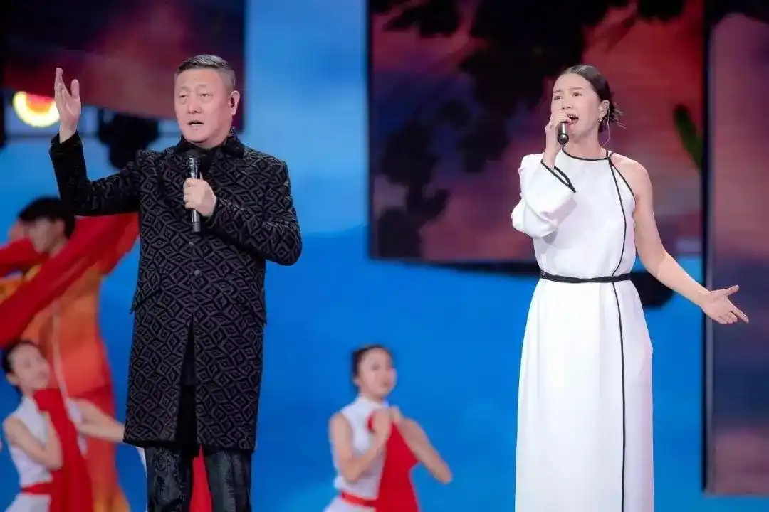 韩磊和谭维维演唱的《不忘初心》豪迈大气又不乏亲和力,无论是年长者