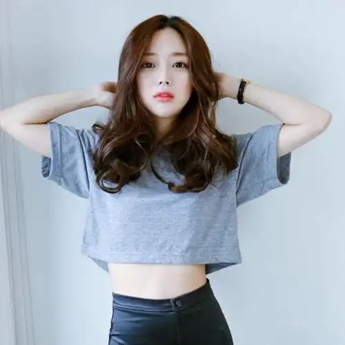 柔顺的波浪卷 弧度自然产生柔美的视觉效应 抬头低头尽显气质范中长发