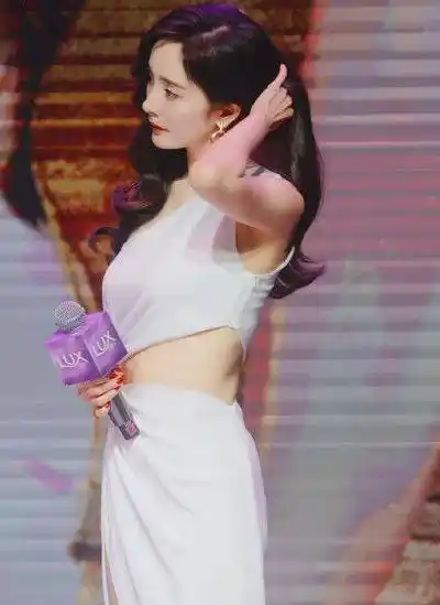 杨幂活动生图流出,白裙露腰扶栏浅笑,声称今年有演唱会_设计_造型