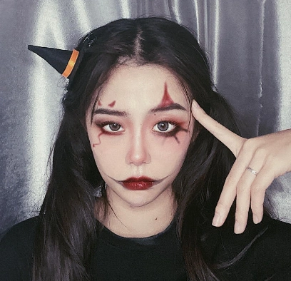 鬼娃娃妆容的重点在于伤痕,有条件的姐妹可以蘸取家里的红药水或者