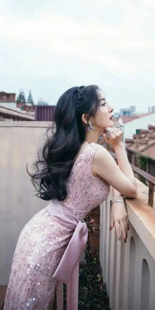 杨幂不低头不挤胸,也有一条沟,淋漓尽致诠释了"小树挂大果"