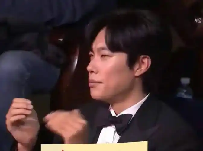 金惠秀,朴振英青龙奖热舞,台下明星尴尬无语,网友:理解王嘉尔_郑有美