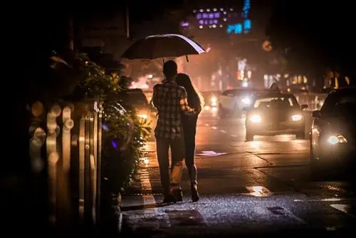 对待恋人,我们 彻夜长谈,恋恋不舍,三五问候,真情切意.