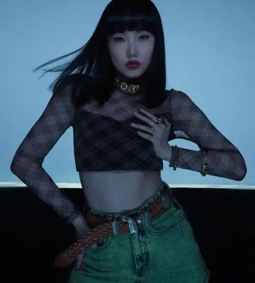 黄龄真是放得开,穿黑色内衣大胆出镜,配"铁圈开衫"霸气又撩人