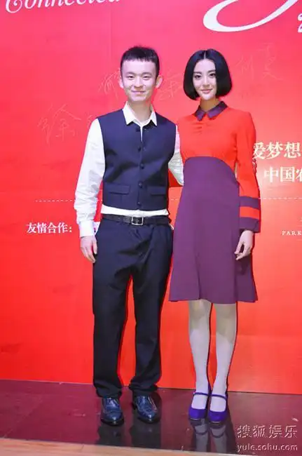 甘露董子健出席慈善晚宴频繁互动关系密切