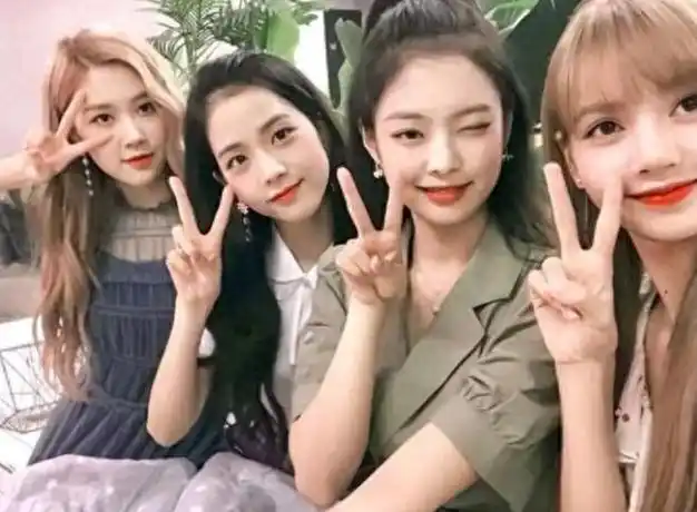 查尔斯为韩国女团颁发勋章四位爱豆个个惊艳却被金建希抢风头