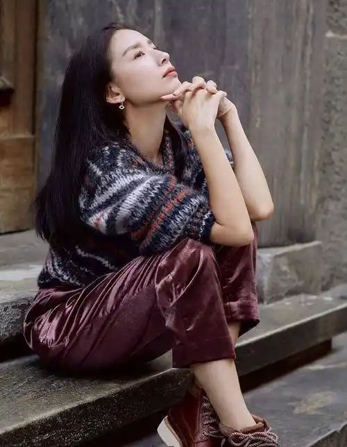 董洁又一次惊艳了!一袭"复古风格"礼服现身,回眸一笑美翻了!_连衣裙_