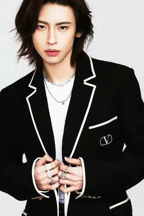 hi!这有一套小鬼王琳凯的「出道五周年」制服写真请查收～这身制