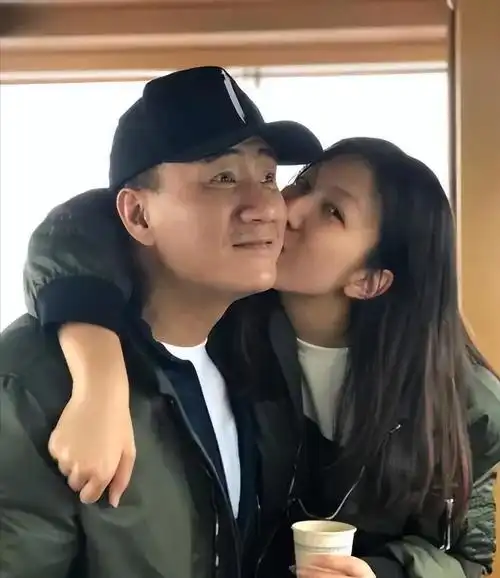 他是一个不舍不扣的女儿奴,从小女儿和他的关系一直很亲密.