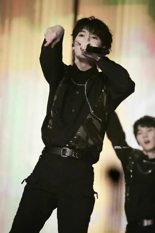 "3时代少年团–贺峻霖关注打开新页分享推荐热度(35049)评论(2416)