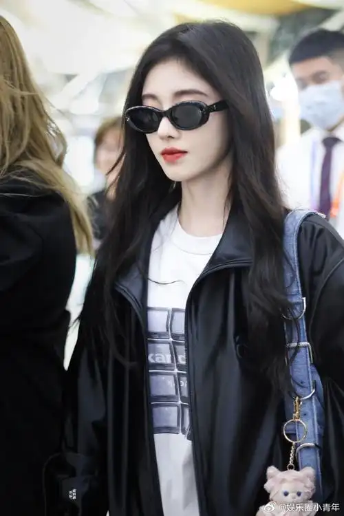 鞠婧祎最新机场路透##鞠婧祎最新机场造型好酷