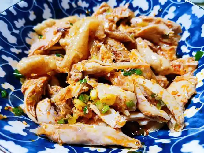 香葱,花椒,大蒜,花生【做法】166鸡腿凉水下锅,香葱,姜片,花椒煮15