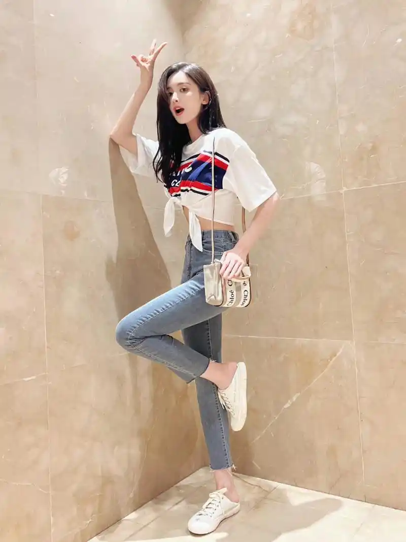 古力娜扎炸街大秀性感小蛮腰!露脐装甜美营业超养眼