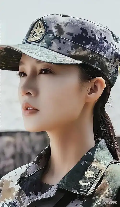 李沁军装照太好看了_网易订阅