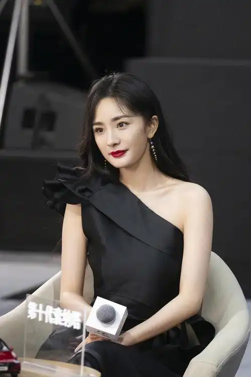 杨幂北京现代发布会现场图