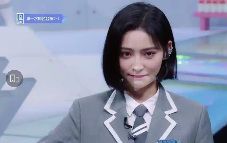 当时蔡徐坤在公开名次的时候,虞书欣和许佳琪两个人手拉着手,表情都