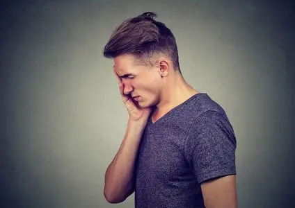 男人低头角度图片