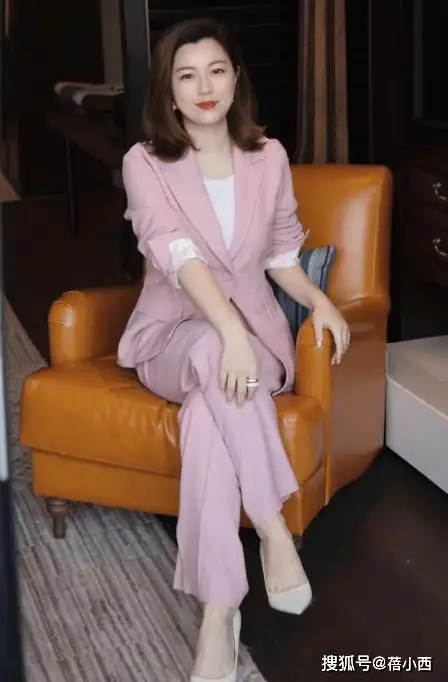 但其实只要你擅长搭配,依然能够凸显个人魅力,像博主选择玫红色的阔腿