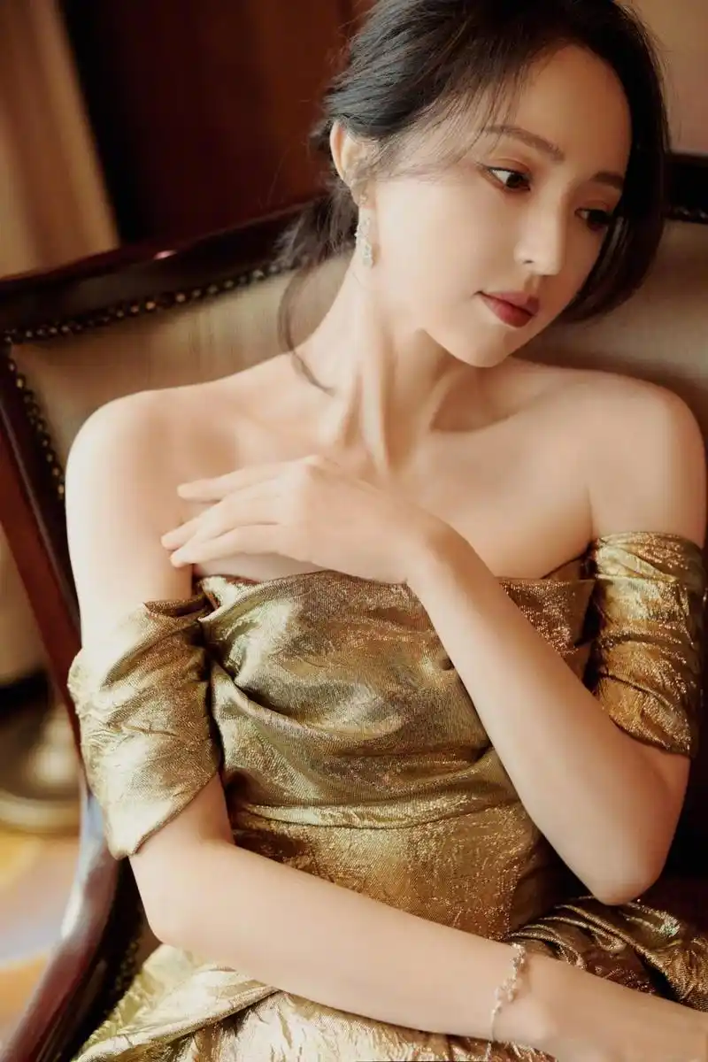 董璇金色抹胸裙搭优雅盘发,肩颈线条优美动人,优雅气质令人赞叹