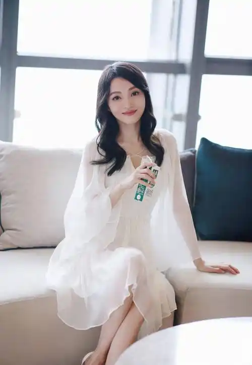 当歌手张韶涵在舞台上穿上丝袜时,朋友们说:歌也好听,人也好看_翅膀