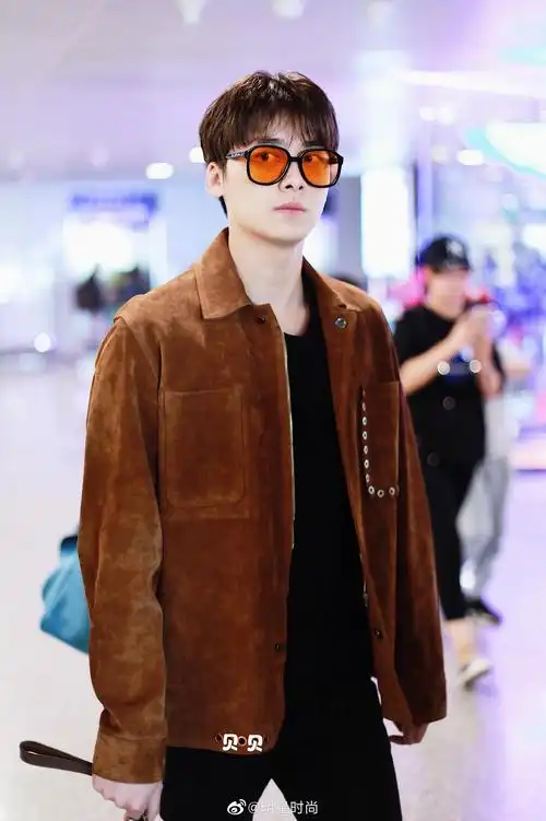 4月30日李易峰现身北京机场