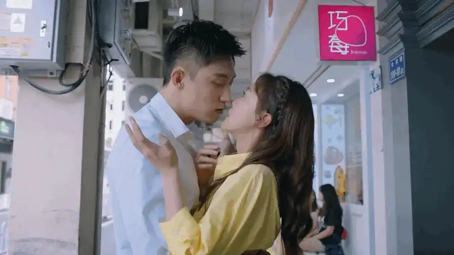 来看黄景瑜和吴谨言亲嘴儿