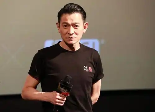 59岁刘德华状态很好,活力又帅气,背头造型展露"天王般"气场