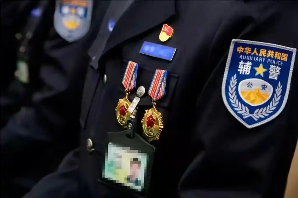 新式辅警制服全国各地配发中图