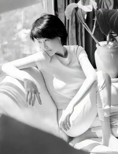 52岁许晴慵懒风写真,t恤配短发干净利落,活成自己想要的模样