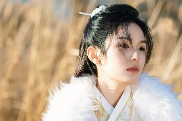 周也穿古装束发少年感拉满 眼神纯澈清冷