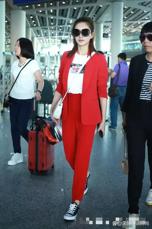 江疏影穿红色西装明艳靓丽,配白t恤衬得皮肤更白皙了,整个人都在发光!