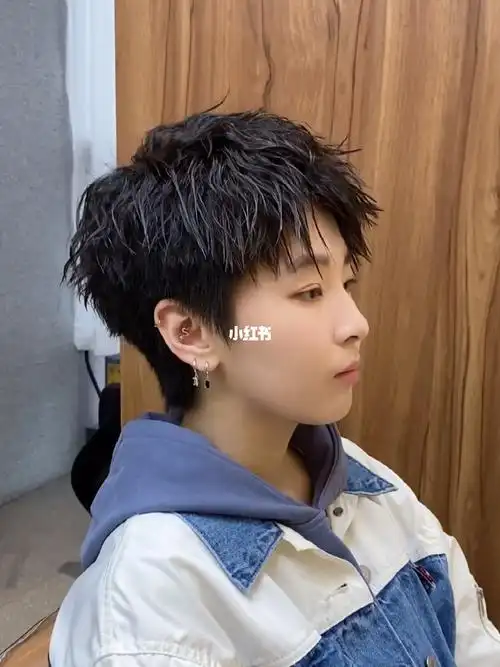 中长发烫也超好看 两侧不用修剪太短 可以保留一些长度用来修饰脸型