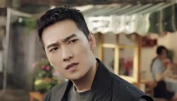 杨洋,一位曾经红极一时的偶像小生,近年来似乎已然走上了一个演员的&